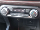オートエアコンで快適です。寒冷地仕様で、2段階のシートヒータを運転席と助手席に搭載。寒い冬も快適です(^^♪ USB電源ソケットタイプAも付いていますので、スマホの充電もらくらくです(*^^*)。