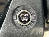 インテリジェントキーのプッシュスタートスイッチです。エンジンの始動はブレーキペダルを踏みながらこのスイッチを押すだけで始動できます