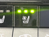 【シートベンチレーション】夏場は涼しい風でお尻や背中の熱やムレを防ぎ、冬はエアコンよりも早く温まってポカポカに!季節を問わず快適に過ごせます。
