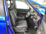 フロント広々、セパレートシートの運転席は、ハイトアジャスターが付いているので、快適にドライブができます。ハンドルはテレスコピック機能で、ハンドル位置を上・下・手前・奥に調節できます。