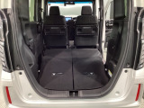 リアシートを倒すと、ラゲッジスペースを広くお使いいただけます!