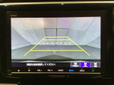 バックでの車庫入れも安心です! リアカメラが付いているバックモニター付のナビを装備しております。操作線もついており距離感も画面から確認できます。
