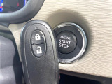 【キーレススタートシステム】カバンやポケットに入れたままでもドアの施錠・解錠が可能なスマートキーを装備。エンジンのオン・オフ時もカギを取り出す必要が無いからとっても便利です♪