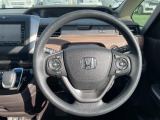 ハンドルの左にはオーディオコントロールボタンと右側にはホンダセンシング機能の設定ボタンがありハンドルを握ったまま操作が出来てラクラク♪