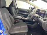 運転席も広くゆとりのある室内です