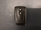 スマートキーは鍵をバッグに入れたままでもドアロックの開閉やエンジンのON・OFFができます。夜間や雨の日も鍵を探さなくて良いので便利です。