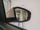 後方死角の車を検知してライトの点灯でお知らせしてくれるサイドアシストを装備。ドライバーの運転をアシストしてくれます。