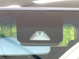 【スマートアシスト】走行中に前方の車両等を認識し、衝突しそうな時は警報とブレーキで衝突回避と被害軽減をアシスト。より安全にドライブをお楽しみいただけます。