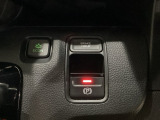 セレクトレバーの右に電子制御パーキングブレーキがあります。スイッチひとつで、停車した地点の傾斜などをシステムが検知・判断してブレーキ力を自動的に最適制御し、しっかり停車できるパーキングシステムです。