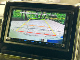 【バックカメラ】駐車時に後方がリアルタイム映像で確認できます。大型商業施設や立体駐車場での駐車時や、夜間のバック時に大活躍!運転スキルに関わらず、今や必須となった装備のひとつです!