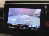 リバースギアに入れるだけで後方の表示へ切り替わります。夜間や雨の日の駐車も楽になりますよ。