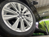 【純正18インチアルミホイール】外観にマッチした純正アルミホイールを装着しております。各種社外アルミホイールや、スタッドレスタイヤも取扱いしております。是非ご相談ください♪