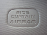 サイドカーテンエアバックシステムは、側面衝突時に大人から子供までさまざまな体格の乗員の頭部や頚部を広範囲で保護。特にセンターピラーへの頭部衝突を防ぐ展開性能を実現しています。