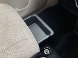助手席シートの座椅子の下にシートアンダーボックスがあり、収納に便利です。