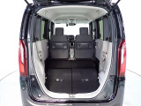 リアシートを倒すと高さも奥行もあるラゲッジスペースとなり自転車なんかも積めちゃいます!!