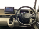 ホンダ純正メモリーナビ搭載なので、遠方へのドライブもお任せ下さい!ステアリング左手側にオーディオ関連のコントロールスイッチを配置しています。操作時は視線を逸らすことなく運転に集中できます