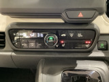 セレクトレバーの左上にプラズマクラスター付き・オートエアコンがついてますので簡単操作で快適に過ごせます。シートヒータースイッチ内蔵で前席の左右別々に2段階で温度設定ができます。