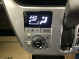 オートエアコンで、毎日のドライブを快適に。温度、風量を自動で調整し、理想的な車内環境を提供します。