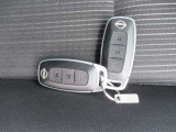 『インテリジェントキー』ですのでポケットやかばんに入れたままでもドアに付いているボタンを押してキーの開閉が出来ます♪♪ エンジンスタートもワンプッシュorひと捻り♪♪