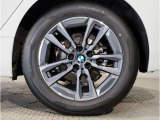 【BMWアロイホイル】軽量かつ強度に拘ったアロイホイル。走行性能ポテンシャルを引き出す設計。車の足元を引き締めてくれる大きなポイントはアロイホイルです。