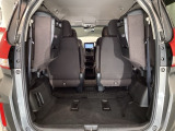 3列目シートを跳ね上げればラゲッジスペースを更に広く使えます。