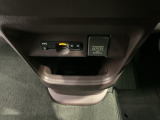 運転席、助手席間には小物入れがあります。