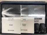 スマートキーは鍵をバッグに入れたままでもドアロックの開閉やエンジンのON・OFFができます。夜間や雨の日も鍵を探さなくて良いので便利です。