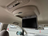 フリップダウンモニターが装着されております。リモコンもございます。