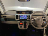 運転席周りのレイアウトをご覧ください。ナビゲーションが綺麗に装着されスッキリ収まってますね!操作スイッチも手が届きやすくわかりやすいです!