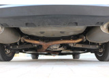 下回りはマフラー部分にうっすらとサビが見えます、一般使用に問題はありませんが気になる方や雪国にお出かけ予定の方は下回りの防錆塗装のスリーラスター施工とマフラーの耐熱防錆塗装のサーモガード施工をおススメ