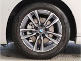 【BMWアロイホイル】軽量かつ強度に拘ったアロイホイル。走行性能ポテンシャルを引き出す設計。車の足元を引き締めてくれる大きなポイントはアロイホイルです。