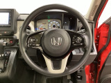 ハンドルにHondaセンシング系のクルーズコントロールやレーンキープアシストなどのスイッチと、オーディオの操作スイッチが装備されています。ハンドルから手を離さず安全に操作できます。