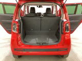 開口部も広く荷物の積み下ろしもしやすいお車となっております。シートの背もたれは5:5の割合で分割して可倒できるので、長いお荷物などを載せることもできます。