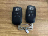 【スマートキー】 スマートキーを携帯していれば、ドアハンドルのボタンを押してロックの解除ができ、パワースライドドアもワンタッチで開閉できます