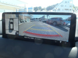 狭い場所での駐車やすれ違いなどでより的確な運転操作に役立つ360&deg;ビューモニターが装備されています。