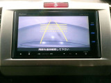【バックモニター】後ろのカメラの映像がモニターに映し出されるので、後方の見えない死角や、障害物との距離などもしっかり安全確認することができます!