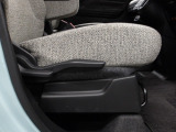 運転席にはドライバーの体型や好みに応じて前後方向だけでなく、高さの調整ができるシートリフターを装備!