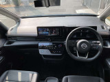 運転席からの視界が広く、隅々まではっきり見渡せます☆小物入れも多くスッキリした運転席廻り