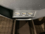 セレクトレバーの下に、スマートフォンなどの充電可能なUSB端子が2個、音源などの外部入力の可能なUSB端子が1個ついています。移動中に充電もできるので便利です。