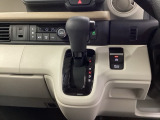 シフトはインパネシフト、パーキングブレーキは電子制御となっています。