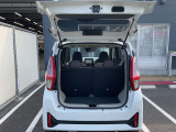 バックドアは大きく開きます。定員乗車時でも十分広いラゲッジスペースを確保しています