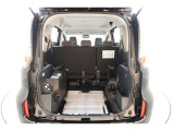 荷室には、車いすの格納に使用できるスロープ搭載。車いすの積みおろしも楽になります。