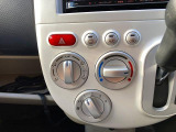 インパネシフトで操作性も良く、足元もゆったり広くなっております♪