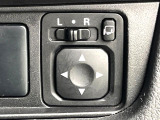 【電動格納ミラー】サイドミラーは電動格納式となっており、狭い駐車場でもキズがつくリスクを抑えられます。