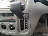 インパネシフトで操作性も良く、ベンチシートなので足元が広くなっております♪