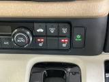 運転席/助手席シートヒーターで寒い日もすぐに温かくなり快適に過ごせます。2段階の温度調整が可能です