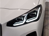 【LEDヘッドライト】先進のLEDテクノロジーを採用。放射される白色光の周波特性は太陽光に近く、バイキセノン・ヘッドライトを上回るコントラストで更に明るく輝きます!
