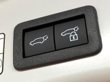 【パワーバックドア】スマートキーや運転席のボタンを押すだけでリアゲートが自動で開閉します!荷物を持っている時や、高い位置にあるバックドアを閉める際に便利な機能です♪