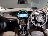 MINIの内装はとにかく『円』に拘ったデザインコンセプトが一目で伝わってきます。これほど円形に拘った車は他に御座いません。伝統のデザイン、トグルスイッチなど遊び心のある内装で御座います。