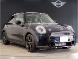 MINIのフロントグリルのデザインはイギリスで生まれた当初から、シルバーのサイドバーが折り重なった伝統的なデザインで御座います。その伝統はBMWのお車になってからでも少しずつ形を変えて守られております